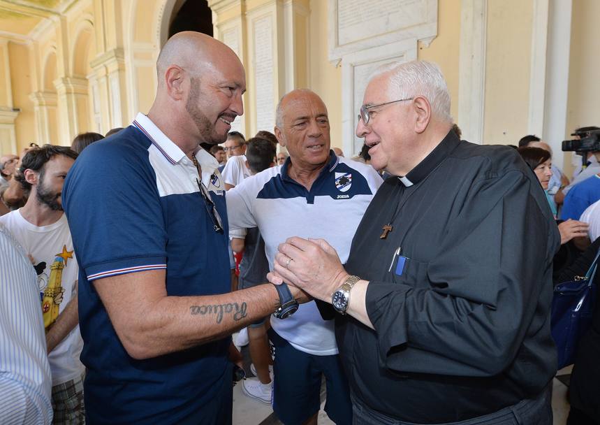 L&#39;allenatore della Sampdoria, Walter Zenga, incontra monsignor Granara, prima della Santa Messa celebrata nella Basilica. Ansa